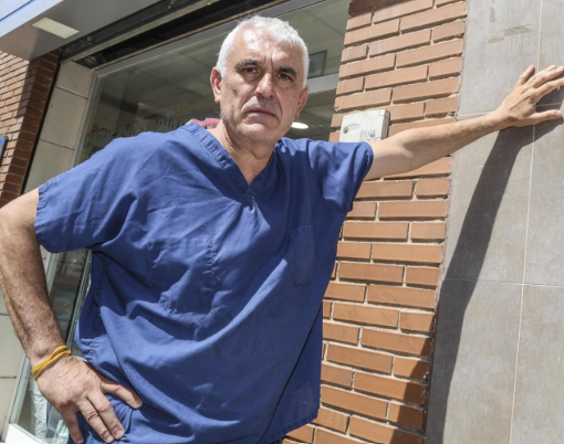 Eliseo durante una atención veterinaria a domicilio